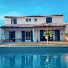 Belle villa avec grande piscine 12 couchages 100m du tram